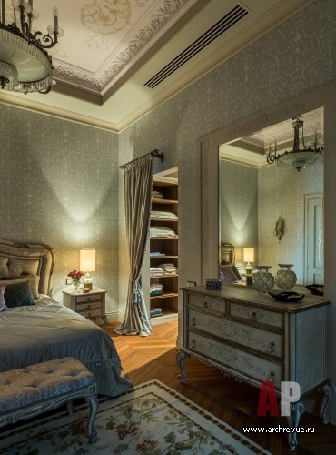 Фото интерьера гардеробной квартиры в классическом стиле