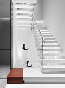 Фото интерьера лестницы квартиры в стиле эко Фото интерьера лестничного холла квартиры в стиле эко