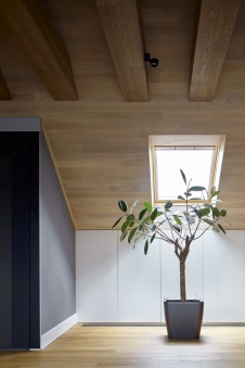 Фото интерьера мансарды дома в современном стиле