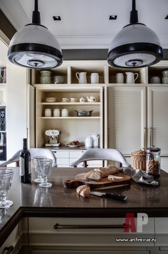 Фото интерьера кухни таунхауса в классическом стиле
