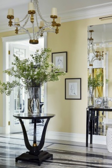 Фото интерьера входной зоны квартиры в стиле неоклассика