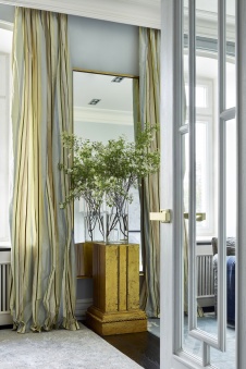 Фото интерьера гостиной квартиры в стиле неоклассика