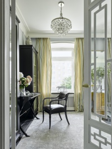 Фото интерьера кабинета квартиры в стиле неоклассика