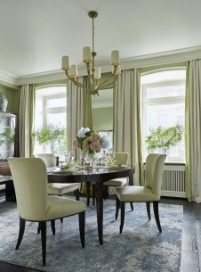 Фото интерьера столовой квартиры в стиле неоклассика