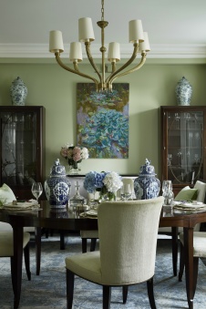 Фото интерьера столовой квартиры в стиле неоклассика