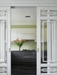 Фото интерьера кухни квартиры в стиле неоклассика