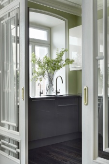 Фото интерьера кухни квартиры в стиле неоклассика