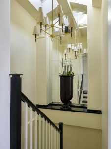 Фото интерьера лестницы квартиры в стиле неоклассика