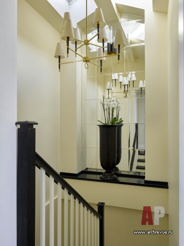 Фото интерьера лестницы квартиры в стиле неоклассика