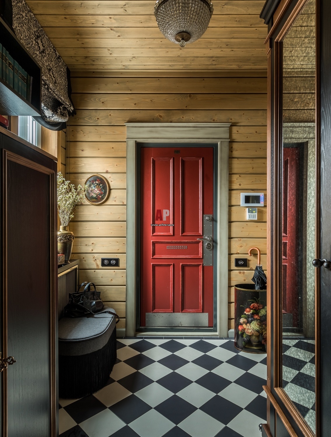 Дизайн входной двери в деревянном доме
