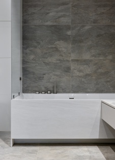 Фото интерьера ванной комнаты квартиры в стиле фьюжн