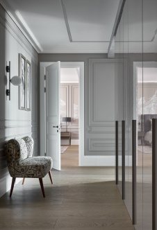 Фото интерьера коридора квартиры в стиле неоклассика