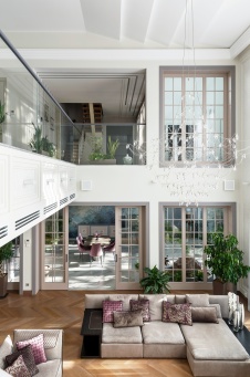 Фото интерьера гостиной дома в стиле неоклассика