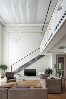 Фото интерьера лестницы дома в стиле неоклассика Фото интерьера лестничного холла дома в стиле неоклассика