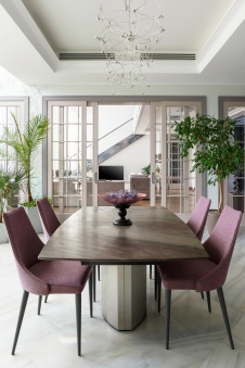 Фото интерьера столовой дома в стиле неоклассика