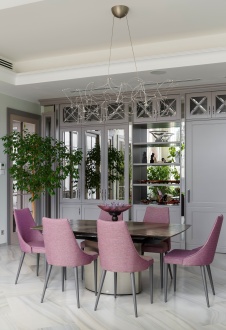 Фото интерьера столовой дома в стиле неоклассика