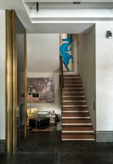 Фото интерьера лестничного холла таунхауса в стиле лофт