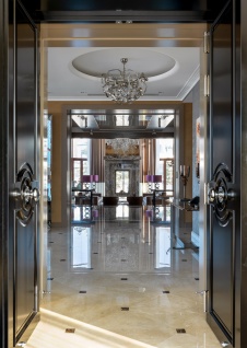 Фото интерьера входной зоны дома в стиле фьюжн