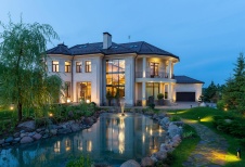 Фото фасада дома в стиле фьюжн