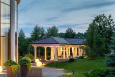 Фото фасада дома в стиле фьюжн