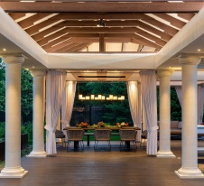 Фото фасада дома в стиле фьюжн