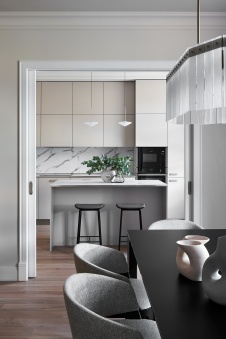 Фото интерьера столовой квартиры в стиле неоклассика