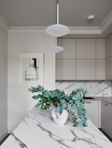 Фото интерьера кухни квартиры в стиле неоклассика