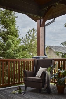 Фото террасы деревянного дома в стиле фьюжн