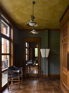 Фото интерьера входной зоны деревянного дома в стиле фьюжн