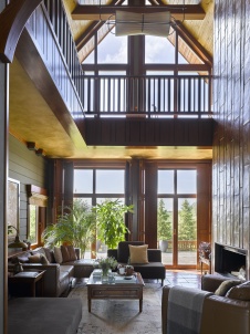 Фото интерьера гостиной деревянного дома в стиле фьюжн