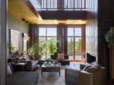 Фото интерьера гостиной деревянного дома в стиле фьюжн