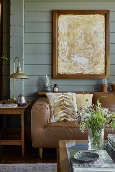 Фото интерьера гостиной деревянного дома в стиле фьюжн