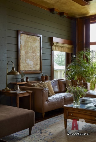 Фото интерьера гостиной деревянного дома в стиле фьюжн