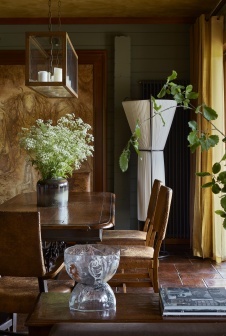 Фото интерьера столовой деревянного дома в стиле фьюжн