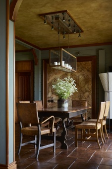 Фото интерьера столовой деревянного дома в стиле фьюжн
