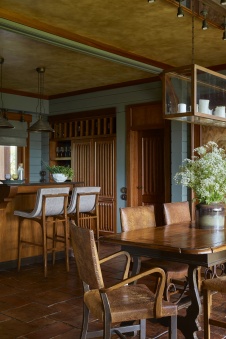 Фото интерьера столовой деревянного дома в стиле фьюжн