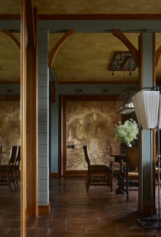 Фото интерьера столовой деревянного дома в стиле фьюжн