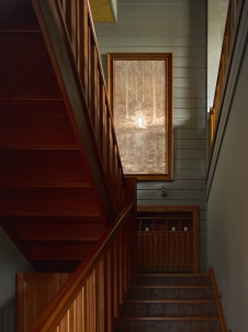 Фото интерьера лестницы деревянного дома в стиле фьюжн
