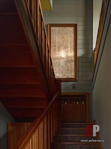 Фото интерьера лестницы деревянного дома в стиле фьюжн