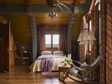 Фото интерьера спальни деревянного дома в стиле фьюжн