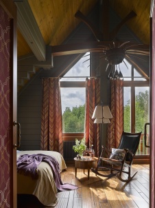 Фото интерьера спальни деревянного дома в стиле фьюжн