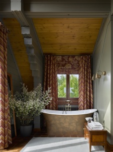 Фото интерьера ванной деревянного дома в стиле фьюжн