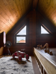 Фото интерьера детской деревянного дома в стиле фьюжн