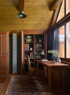 Фото интерьера библиотеки деревянного дома в стиле фьюжн