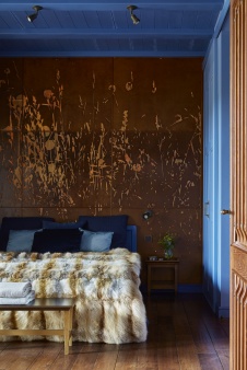 Фото интерьера гостевой деревянного дома в стиле фьюжн