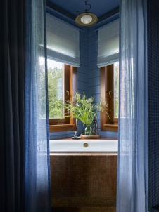 Фото интерьера санузла деревянного дома в стиле фьюжн