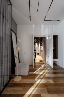 Фото интерьера гардеробной квартиры в стиле лофт Фото интерьера входной зоны квартиры в стиле лофт