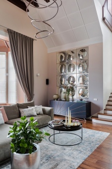 Фото интерьера гостиной дома в стиле неоклассика