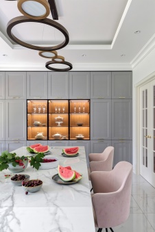 Фото интерьера кухни дома в стиле неоклассика