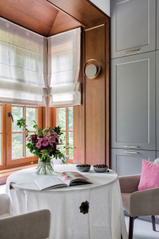 Фото интерьера кухни дома в стиле неоклассика